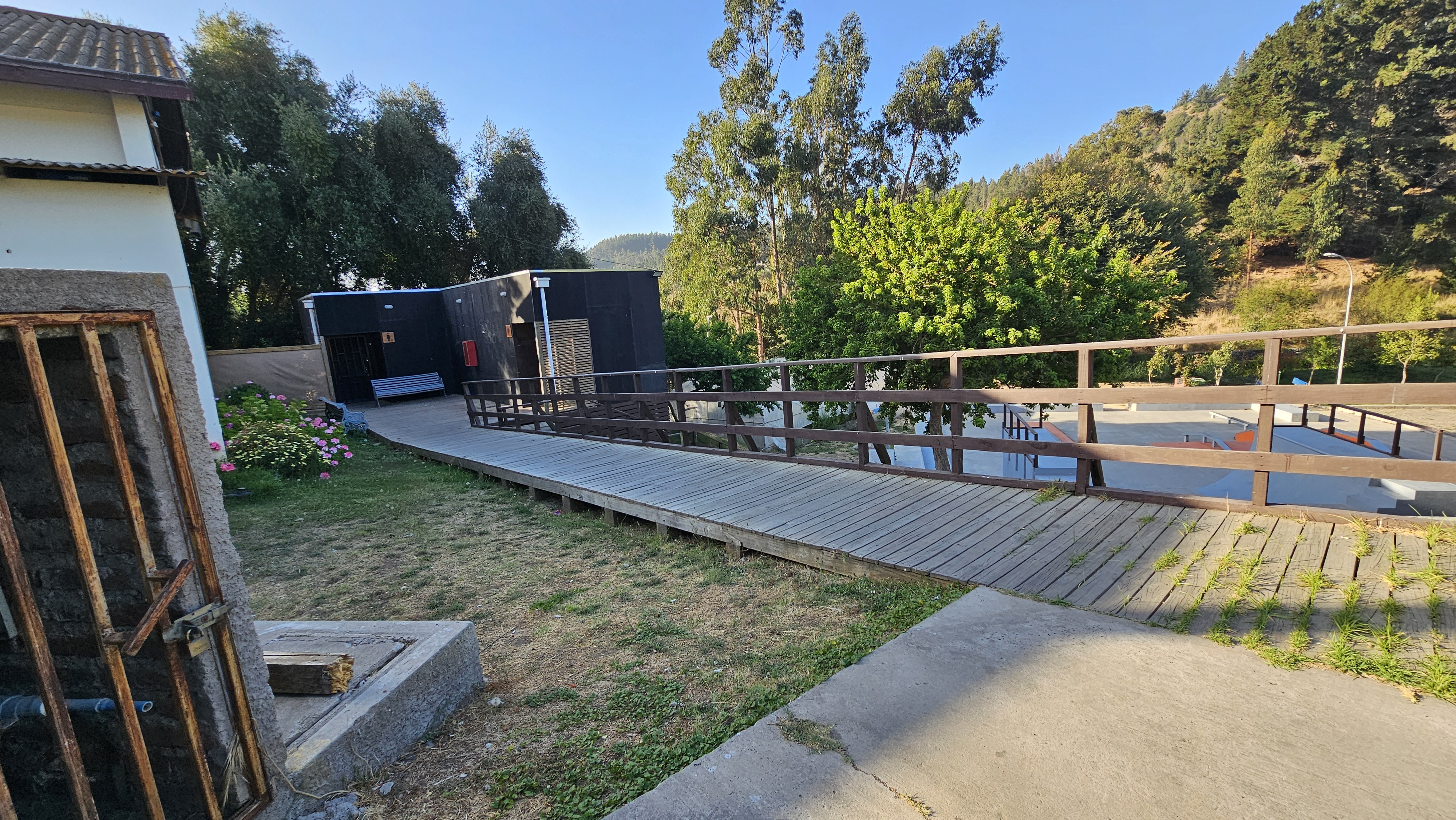 Fotografía del sendero para acceder al baño del parque